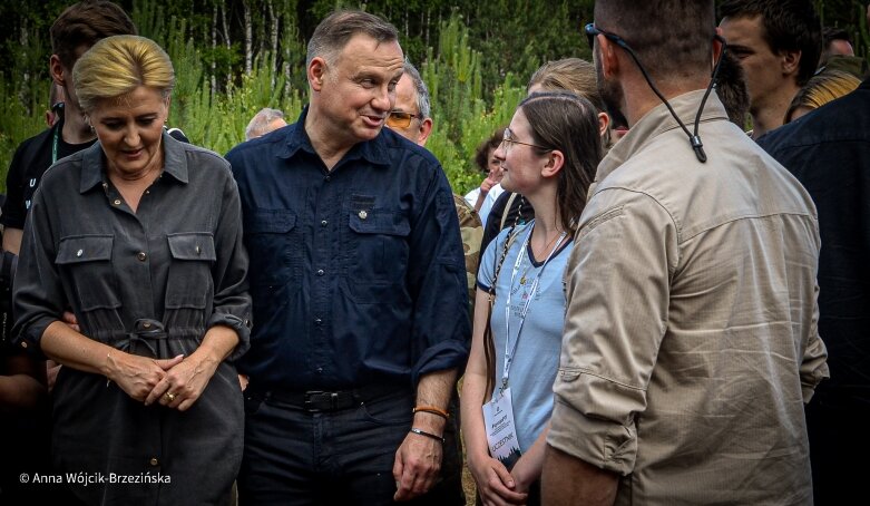  Selfie z prezydencką parą. Prezydent Andrzej Duda pod Skierniewicami sprzątał las 