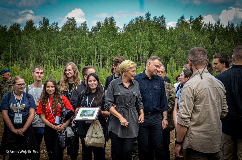  Selfie z prezydencką parą. Prezydent Andrzej Duda pod Skierniewicami sprzątał las 