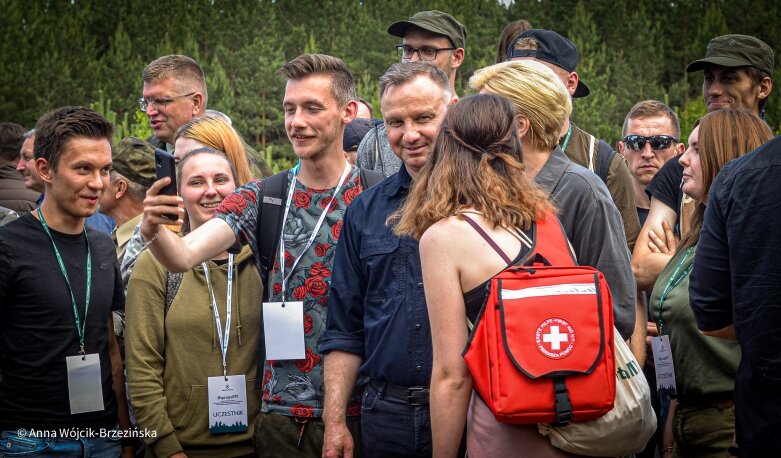  Selfie z prezydencką parą. Prezydent Andrzej Duda pod Skierniewicami sprzątał las 