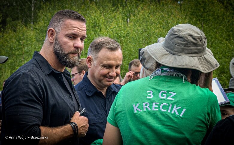  Selfie z prezydencką parą. Prezydent Andrzej Duda pod Skierniewicami sprzątał las 