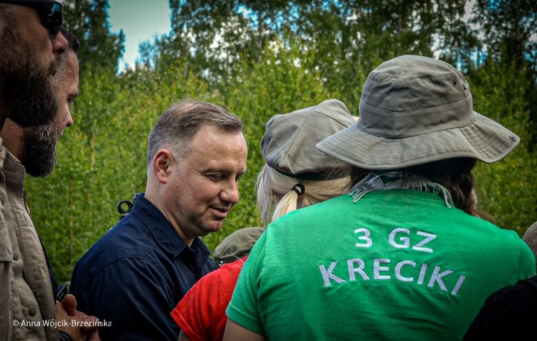  Selfie z prezydencką parą. Prezydent Andrzej Duda pod Skierniewicami sprzątał las 