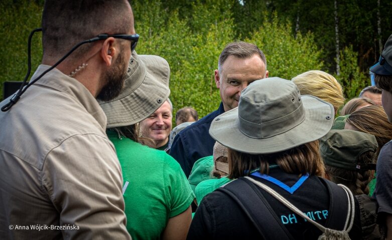  Selfie z prezydencką parą. Prezydent Andrzej Duda pod Skierniewicami sprzątał las 