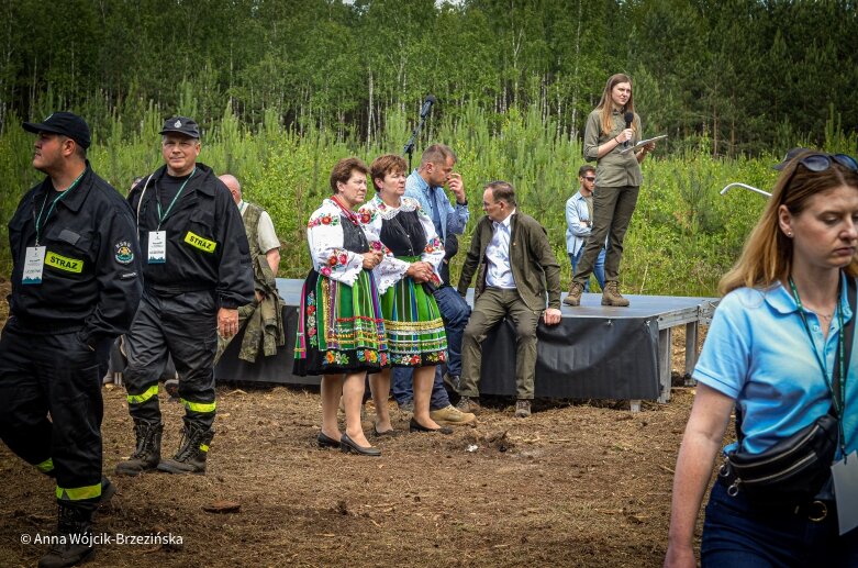  Selfie z prezydencką parą. Prezydent Andrzej Duda pod Skierniewicami sprzątał las 