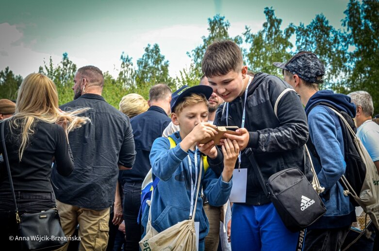  Selfie z prezydencką parą. Prezydent Andrzej Duda pod Skierniewicami sprzątał las 