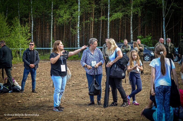  Selfie z prezydencką parą. Prezydent Andrzej Duda pod Skierniewicami sprzątał las 