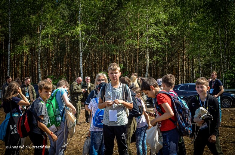  Selfie z prezydencką parą. Prezydent Andrzej Duda pod Skierniewicami sprzątał las 