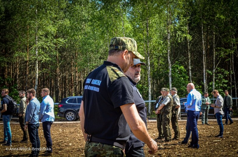  Selfie z prezydencką parą. Prezydent Andrzej Duda pod Skierniewicami sprzątał las 