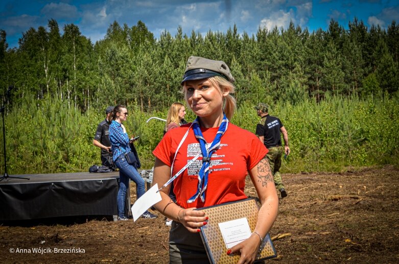  Selfie z prezydencką parą. Prezydent Andrzej Duda pod Skierniewicami sprzątał las 