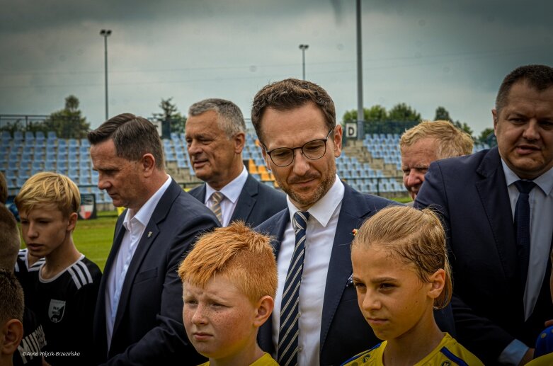  Umowa podpisana. Mirbud przebuduje miejski stadion w Skierniewicach 