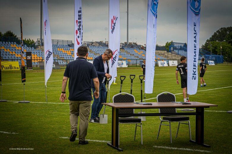  Umowa podpisana. Mirbud przebuduje miejski stadion w Skierniewicach 