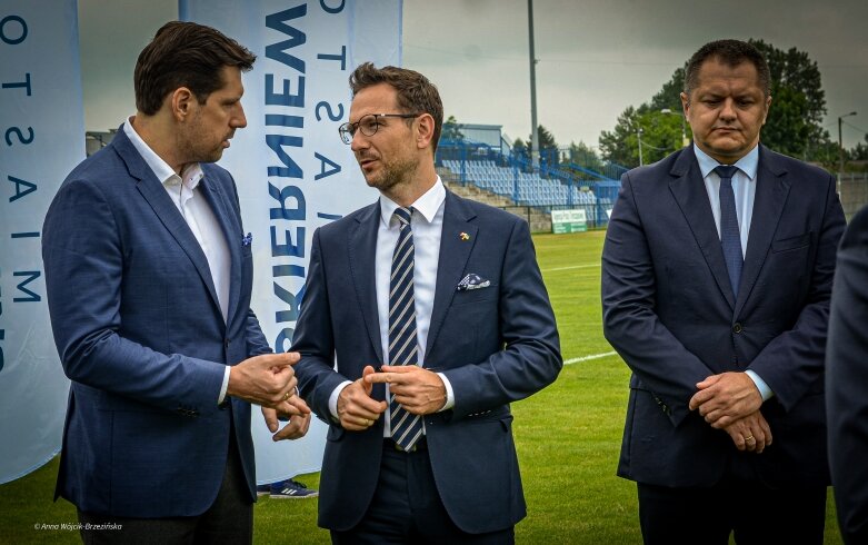  Umowa podpisana. Mirbud przebuduje miejski stadion w Skierniewicach 