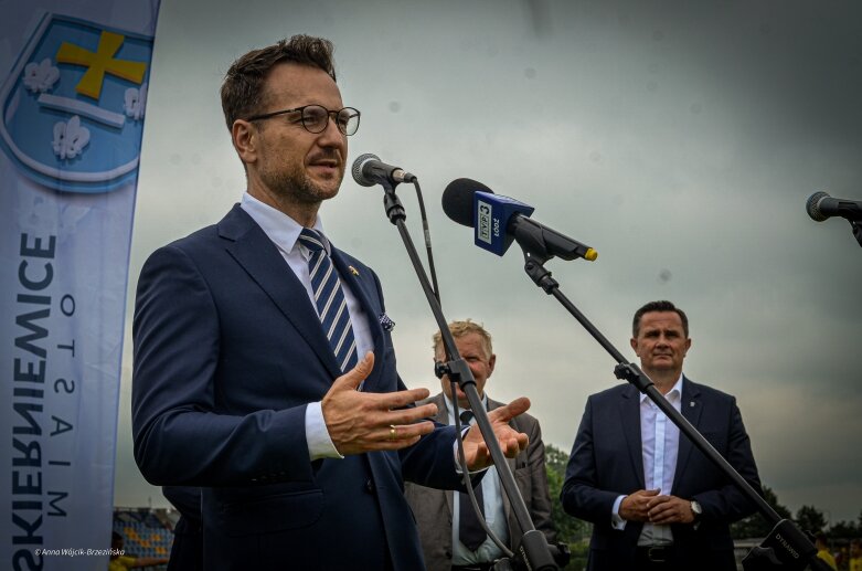  Umowa podpisana. Mirbud przebuduje miejski stadion w Skierniewicach 