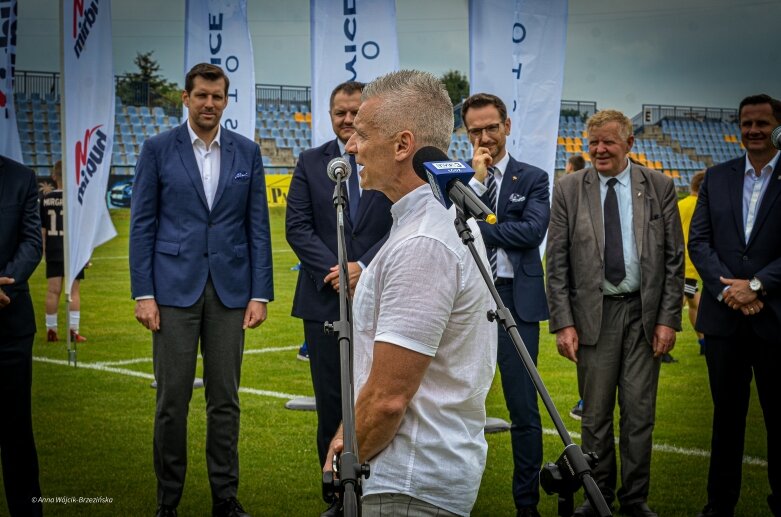  Umowa podpisana. Mirbud przebuduje miejski stadion w Skierniewicach 