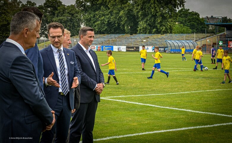  Umowa podpisana. Mirbud przebuduje miejski stadion w Skierniewicach 