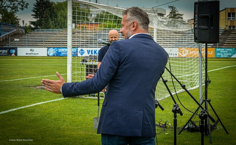  Umowa podpisana. Mirbud przebuduje miejski stadion w Skierniewicach 