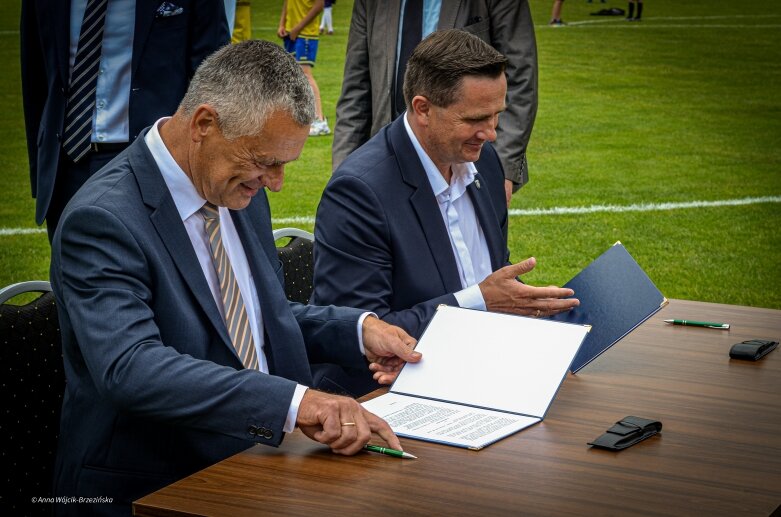  Umowa podpisana. Mirbud przebuduje miejski stadion w Skierniewicach 