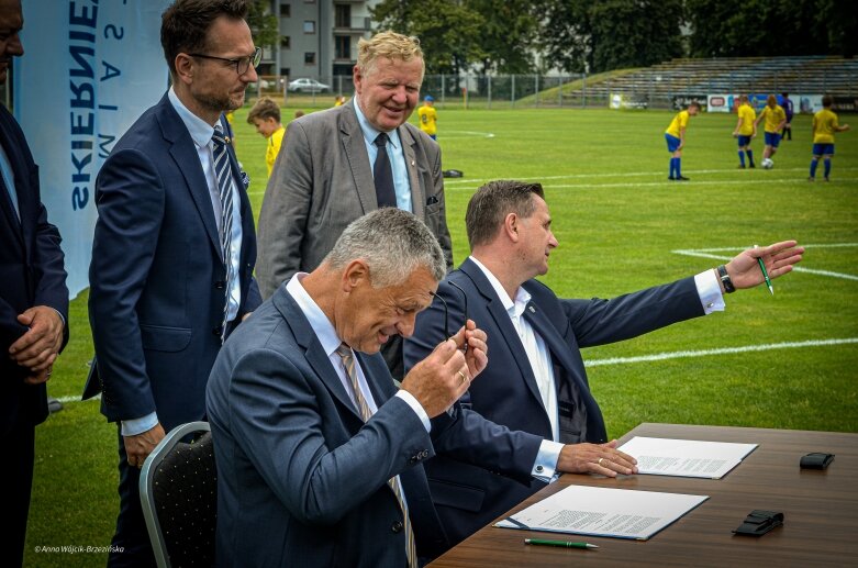  Umowa podpisana. Mirbud przebuduje miejski stadion w Skierniewicach 