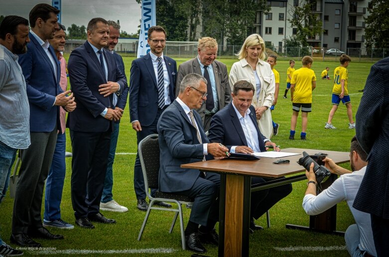  Umowa podpisana. Mirbud przebuduje miejski stadion w Skierniewicach 