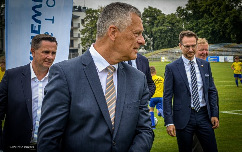  Umowa podpisana. Mirbud przebuduje miejski stadion w Skierniewicach 