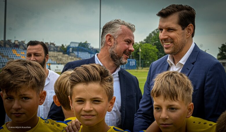  Umowa podpisana. Mirbud przebuduje miejski stadion w Skierniewicach 