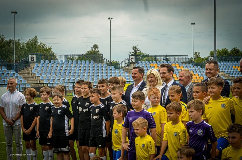  Umowa podpisana. Mirbud przebuduje miejski stadion w Skierniewicach 