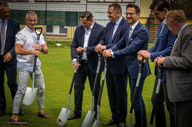  Umowa podpisana. Mirbud przebuduje miejski stadion w Skierniewicach 