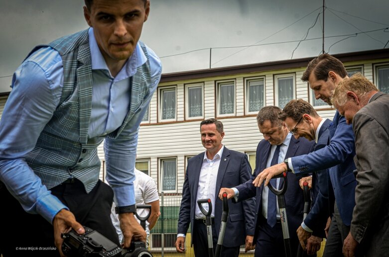  Umowa podpisana. Mirbud przebuduje miejski stadion w Skierniewicach 