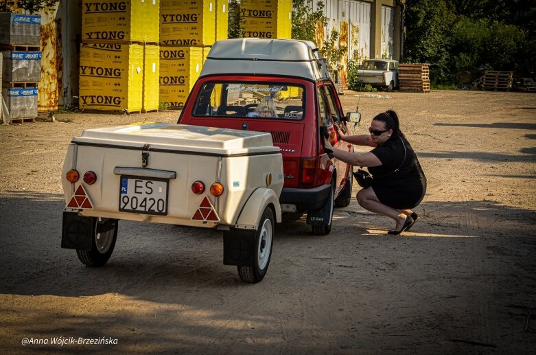  W latach 1976–1977 pod kierunkiem inż. Leopolda Kuhna zbudowano prototyp Polskiego Fiata 126p w wersji kombi. Na bazie projektu kombi wykonano makietę furgonu z zaślepionymi otworami okiennymi w tylnej części nadwozia. W warszawskiej Akademii Sztuk Piękny 