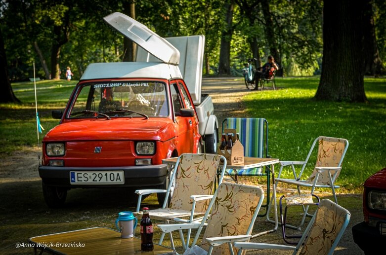  fOd 1975, korzystając z doświadczeń z eksploatacji Polskiego Fiata 126p w polskich warunkach, wprowadzano w samochodzie zmiany, m.in. wydłużono resor i usztywniono przednie wahacze. 