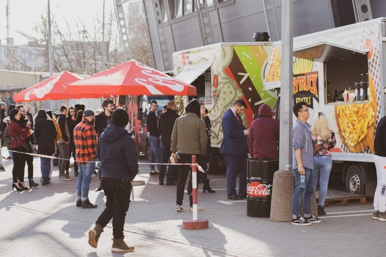   Foodtrucki na pasażu Nurzyńskiego w Skierniewicach  