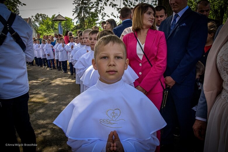  Święto rodzin w Bolimowie. Dzieci przystąpiły do pierwszej komunii 