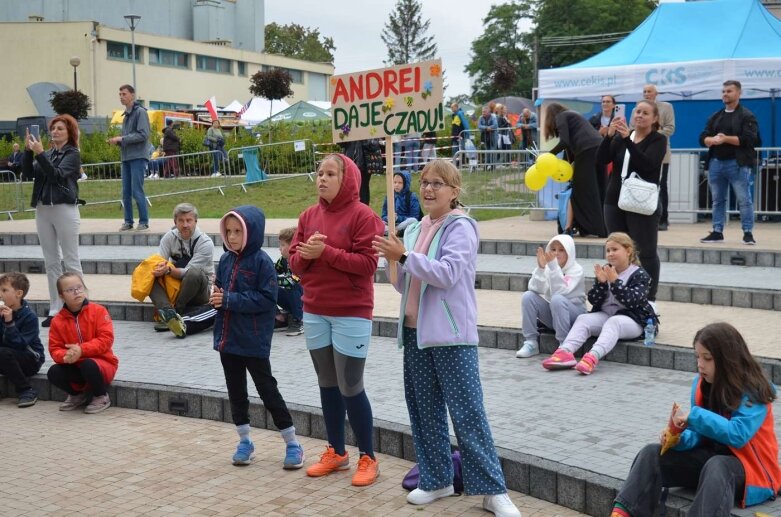  Kapryśna pogoda nie wystraszyła amatorów muzyki tanecznej  