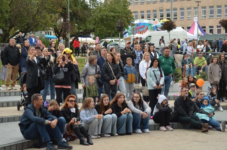  Kapryśna pogoda nie wystraszyła amatorów muzyki tanecznej  