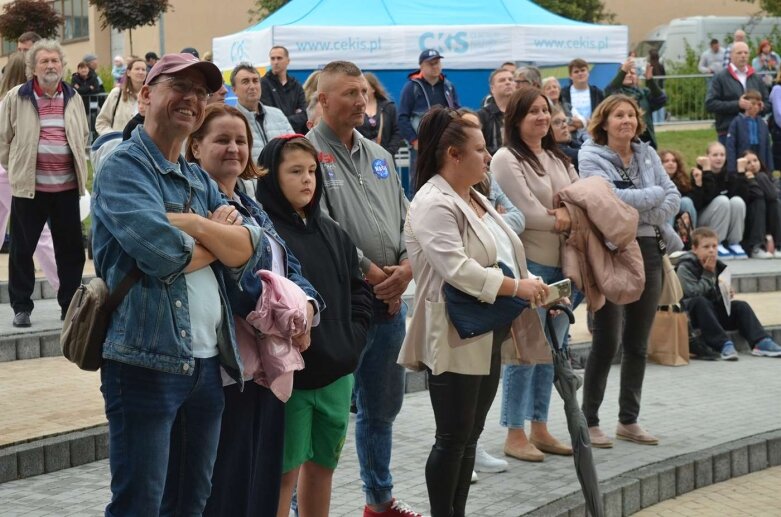  Kapryśna pogoda nie wystraszyła amatorów muzyki tanecznej  