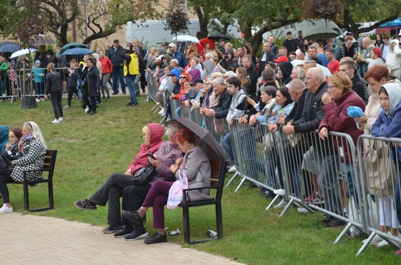  Kapryśna pogoda nie wystraszyła amatorów muzyki tanecznej  