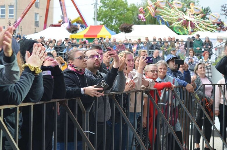  Kapryśna pogoda nie wystraszyła amatorów muzyki tanecznej  