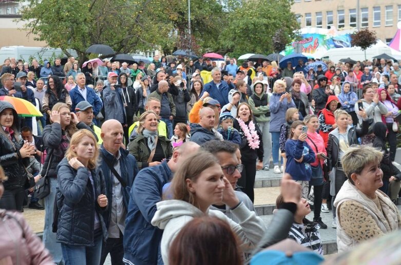  Kapryśna pogoda nie wystraszyła amatorów muzyki tanecznej  