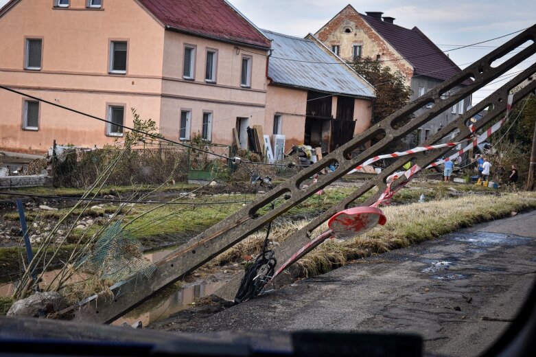  Myśliwi pomagają. Konwój dojechał do Głuchołaz 