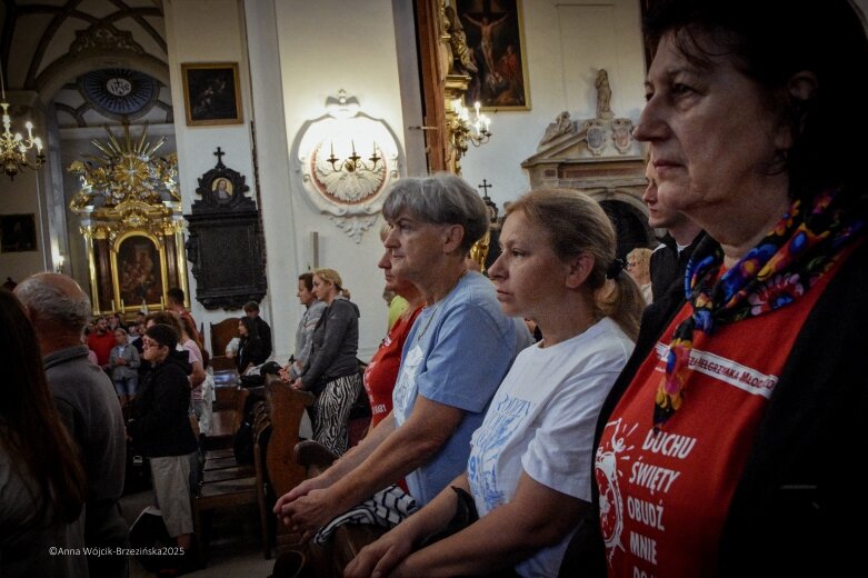 Młodzi na szlaku. Piesza pielgrzymka z Łowicza do Częstochowy krok po kroku 