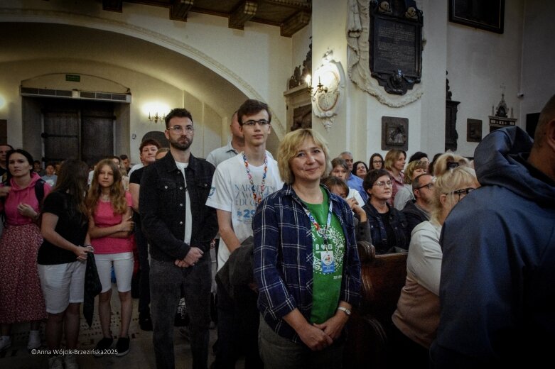  Młodzi na szlaku. Piesza pielgrzymka z Łowicza do Częstochowy krok po kroku 