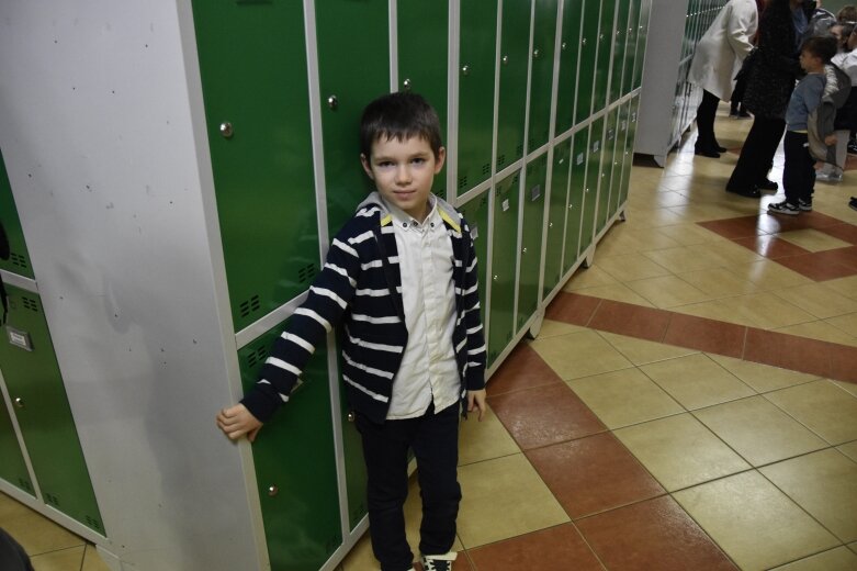  Pierwszaki oficjalnie w szkolnej rodzinie. Pasowanie w SP nr 9 w Skierniewicach 
