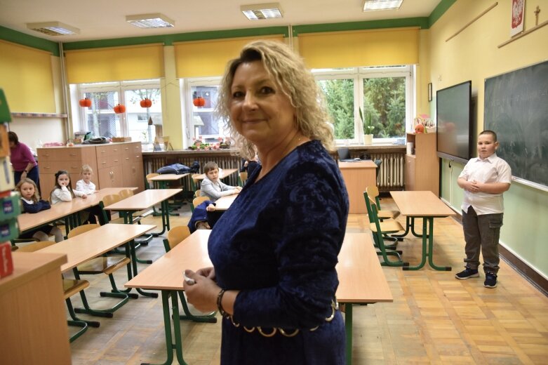 Pierwszaki oficjalnie w szkolnej rodzinie. Pasowanie w SP nr 9 w Skierniewicach 