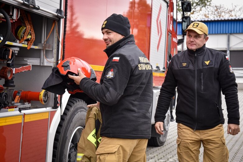  Strażacy z całego regionu ćwiczą w Makowie. 22 zastępy PSP w akcji w lesie Zwierzyniec 