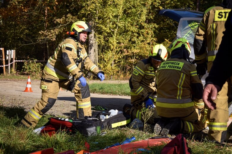  Strażacy z całego regionu ćwiczą w Makowie. 22 zastępy PSP w akcji w lesie Zwierzyniec 