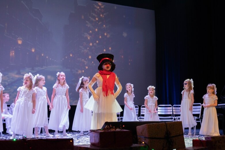  BIAŁE ŚWIĘTA na scenie CKiS w Skierniewicach 