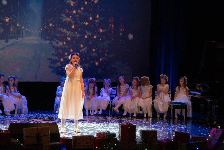  BIAŁE ŚWIĘTA na scenie CKiS w Skierniewicach 