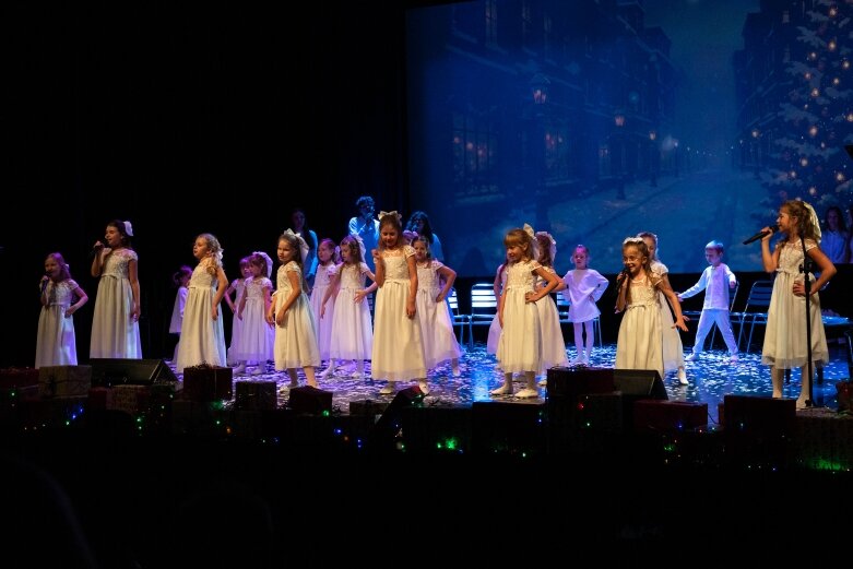  BIAŁE ŚWIĘTA na scenie CKiS w Skierniewicach 