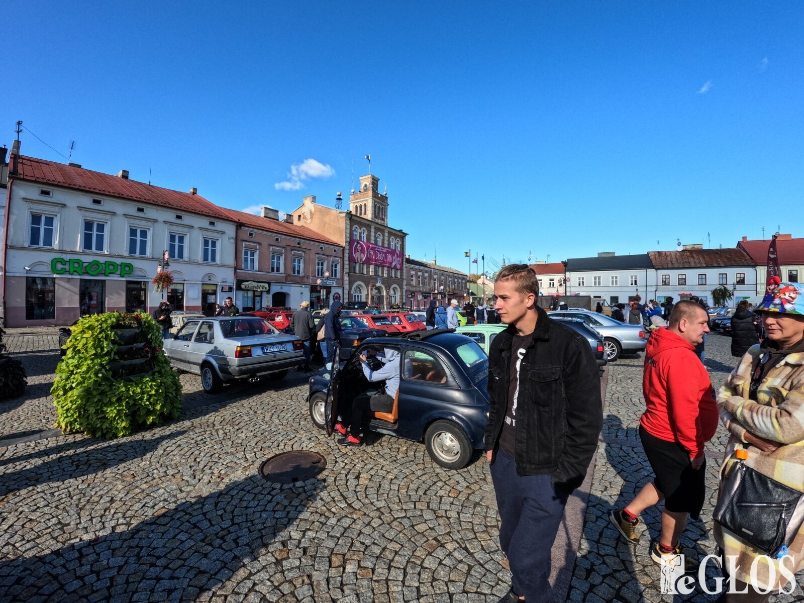  Przeszło 120 klasyków motoryzacji na skierniewickim rynku.   