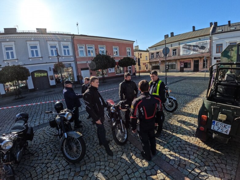  Przeszło 120 klasyków motoryzacji na skierniewickim rynku.   