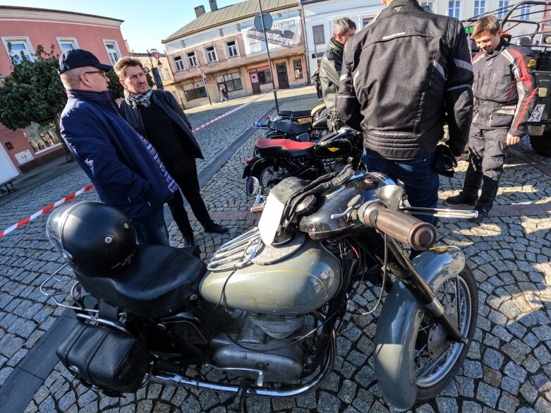  Przeszło 120 klasyków motoryzacji na skierniewickim rynku.   